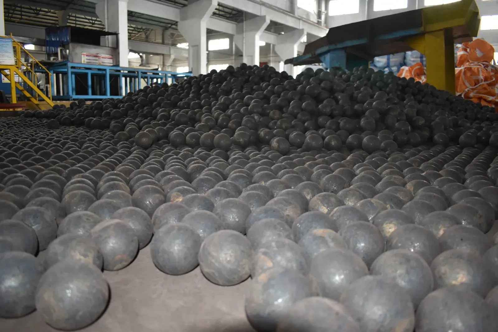 Forged steel grinding balls in multiple diameters for mining ball mills
