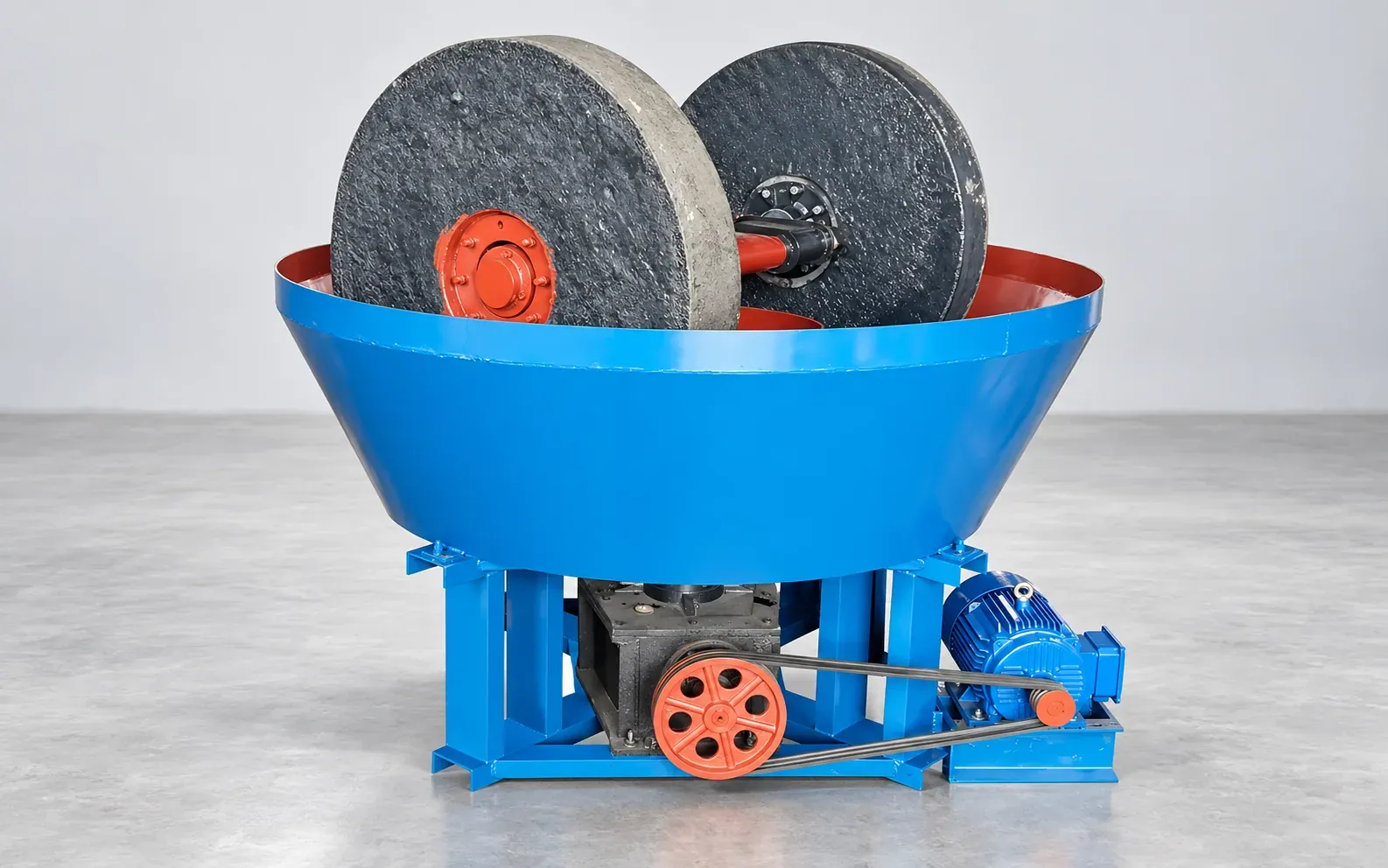Double-wheel wet pan mill for small-scale gold ore grinding