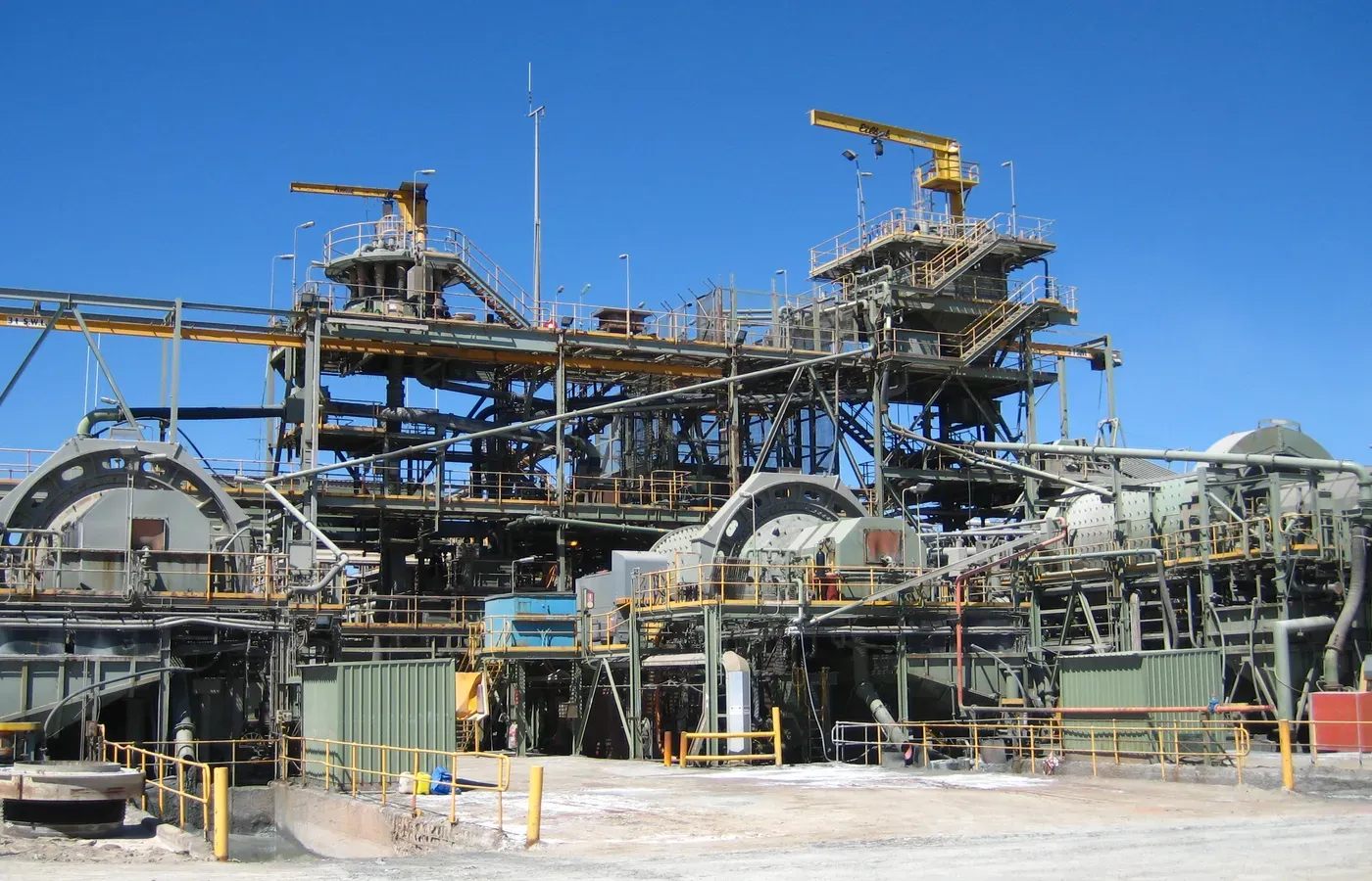 Gold mine mineral processing facility and grinding circuit infrastructure